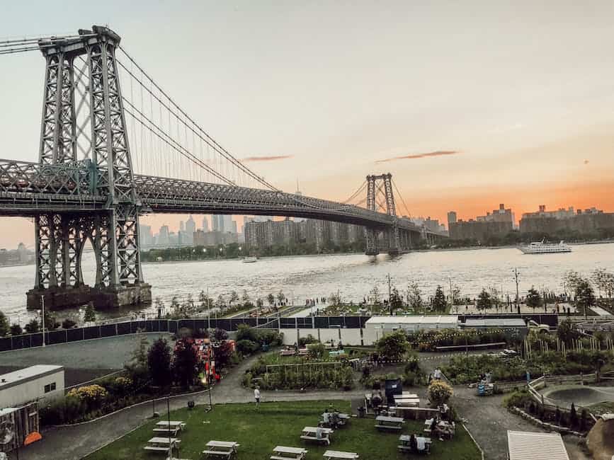 A view of the manhattan bridge at sunset.